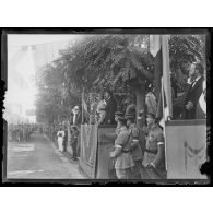 Le roi de Grèce à Salonique. Le défilé, dans la tribune le roi, le général Franchet d'Espèrey, M. Adossides. [légende d'origine]