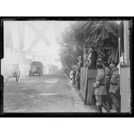 Le roi de Grèce à Salonique. Le défilé des canons et des camions. [légende d'origine]