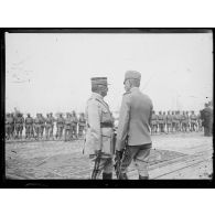 Le roi de Grèce à Salonique. En attendant le roi, le général Franchet d'Espèrey s'entretient avec le voïvod Michich. [légende d'origine]