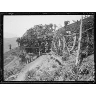 Chez les Serbes en Macédoine. Au Katoumatz cote 1230. Petites cabanes édifiées par les Serbes sur les pentes du Katoumatz. [légende d'origine]
