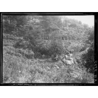 Chez les Serbes en Macédoine. Au Katoumatz cote 1230. Petites cabanes édifiées par les Serbes sur les pentes du Katoumatz. [légende d'origine]