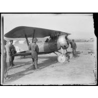 Gorgop. Front grec. Camp d'aviation grec. Avion aux couleurs hélléniques. [légende d'origine]