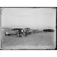 Gorgop. Front grec. Camp d'aviation grec. Avion aux couleurs hélléniques. [légende d'origine]