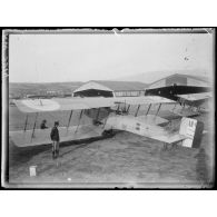 Gorgop. Front grec. Camp d'aviation grec. Avion aux couleurs hélléniques. [légende d'origine]