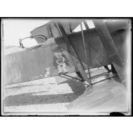 Gorgop. Front grec. Camp d'aviation grec. Avion aux couleurs hélléniques. Amusant insigne d'avion. [légende d'origine]