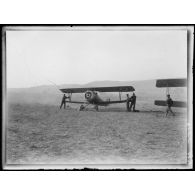 Gorgop. Front grec. Camp d'aviation grec. Avion aux couleurs hélléniques. un avion au moment du départ. [légende d'origine]