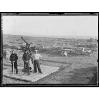 Dardanelles. Seddul Bahr [Sedd Ul Bahr]. Un canon anti aérien abandonné par les allemands. Dans le fond, vue du village. [légende d'origine]