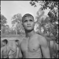 Un élève de l'école d'officiers de l'armée nationale laotienne après la natation.