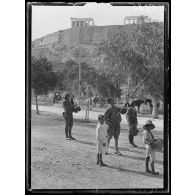 Athènes. Installation du téléphone au pied de l'Acropole. [légende d'origine]