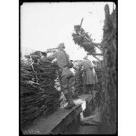 Etang de Parroy. Un tireur d'élite, tranchée. [légende d'origine]