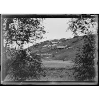 Près Galiko. A droite de la voie ferrée, face à Doïran, tranchées et campement. [légende d'origine]