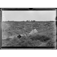 Près Galiko. A droite de la voie ferrée, face à Doïran, tranchées et campement. [légende d'origine]