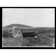 Lavakli. A 500 mètres de Lavakli. 2 pièces de marine de 100. La volée couverte de branchages pour la dissimuler aux avions. [légende d'origine]
