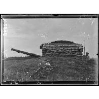 Lavakli. A 500 mètres de Lavakli. 2 pièces de marine de 100. La volée couverte de branchages pour la dissimuler aux avions. [légende d'origine]