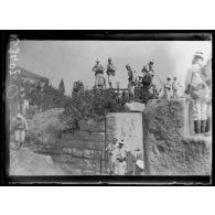 Limenas. Tharos. Fusiliers marins sur les ruines des anciennes murailles. [légende d'origine]