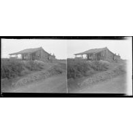 Négrita. Strouma. Est du lac Tachyno. Habitation du colonel d'Ecouen, commandant la brigade mixte (5e chasseur, 2 bis zouaves). Sentinelle annamite.[légende d'origine]