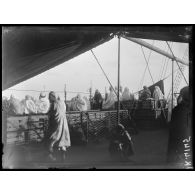 Port Saïd. Caïds marocains et algériens à la douane. Derrière eux l'Aéronoque qui transporte les pèlerins de la Mecque à Djedda [Djeddah]. [légende d'origine]