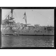 Port Saïd. Vaisseau de guerre russe près à Port Arthur et revendu par le Japon à la Russie. [légende d'origine]