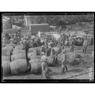 Verria. Soldats russes déchargeant des fûts de vin à la gare. [légende d'origine]