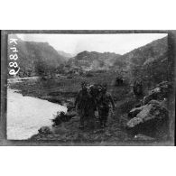 Gorge de la Cerna. Blessés serbes ramenés sur des brancards. [légende d'origine]