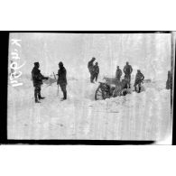 Sur la Floca (2000 m). Obusier de 120 serbe (Schneider) avec ses servants, capitaine serbe et capitaine Delpierre. [légende d'origine]