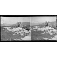 Devant Monastir. Première ligne, en face la cote 1248. Le général Jacquemot examine les positions ennemies. [légende d'origine]