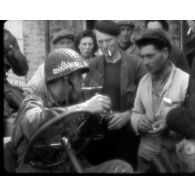 Normandie 1944 (actualités américaines) - Défense antiaérienne sur les plages du débarquement ; contacts avec la population française.
