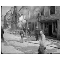 Normandie 1944 (actualités américaines) - Le général Montgomery s'adresse à des reporters de guerre ; troupes de la 82e Airborne le 11 juin 1944.