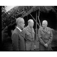 Normandie 1944 (actualités américaines) - Officiers allemands prisonniers ; le général Eisenhower accueille une personnalité politique.