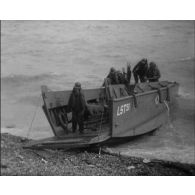 Normandie 1944 (actualités américaines) - Débarquement de troupes ; aide à la population à Isigny.