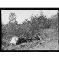 Bois de Saint Siméon. Obus et bandes pour mitrailleuse abandonnés par les allemands. [légende d'origine]