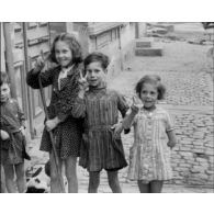 Normandie 1944 (actualités américaines) - La 2e DB américaine dans les rues de Carentan ; atterissage d'avions américains sur un aérodrome allié.
