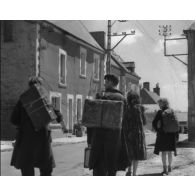 Normandie 1944 (actualités américaines) - La population civile revient dans les rues de Carentan.