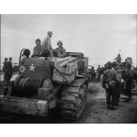 Normandie 1944 (actualités américaines) - Débarquement de la 101e Airborne ; prisonniers allemands.