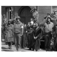 Normandie 1944 (actualités américaines) - Les généraux Bradley et Collins à Cherbourg ; cérémonies à l'occasion de l'entrée du 7e régiment dans la ville.