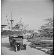 Activités du port de Saigon.