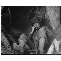 Normandie 1944 (actualités américaines) - Blessés ; fantassins sur la cote 131.