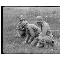 Normandie 1944 (actualités américaines) - Déminage d'Utah Beach par des éléments du 38e régiment du génie américain.