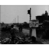 Normandie 1944 (actualités américaines) - Prisonniers allemands et scènes de débarquement.