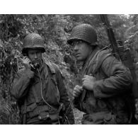 Normandie 1944 (actualités américaines) - Combat sur la cote 192 ; éléments de la 2e division d'infanterie américaine.