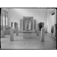 Salle d'art khmer au musée Blanchard de la Brosse, Saigon.