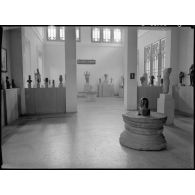 Salle d'art khmer au musée Blanchard de la Brosse, Saigon.