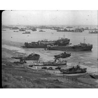 Normandie 1944 (actualités américaines) - Omaha Beach ; retour des réfugiés dans Cherbourg.