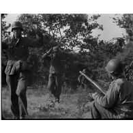 Normandie 1944 (actualités américaines) - Bataille de Cherbourg ; soldats au repos.
