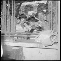 Les parieurs lors d'une course hippique à Phu Tho.