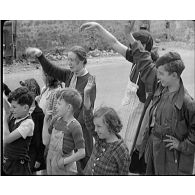 Normandie 1944 (actualités américaines) - Le 121e régiment (8e DI) quitte La Haye-du-Puits ; accueil des troupes américaines dans Montebourg.