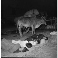 Une famille dort dans la rue à Saigon.