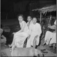 Saigonnais assis dans la rue à la nuit tombée.
