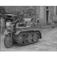 Normandie 1944 (actualités américaines) - Parachutistes dans les rues de Carentan  attaque sur Quinéville par des éléments de la 4e division américaine.