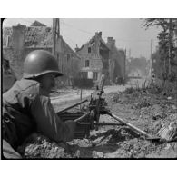 Normandie 1944 (actualités américaines) - Ruines à Saint-Sauveur-le-Vicomte.